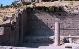Assos a jeho Akropolis