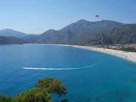 Laguna Ölüdeniz a část městě Fethiye