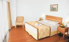 Turecko, hotel Lara Beach Antalya s jedním z pokojů