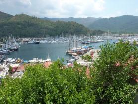 Turecké město Marmaris s přístavem