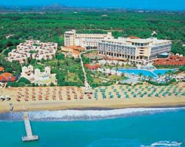 Pohled na hotel Adora Golf Resort v Beleku u moře