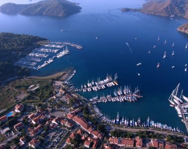 Turecké pobřeží u městečka Göcek