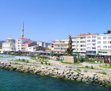Çanakkale v Turecku s monumentem na břehu
