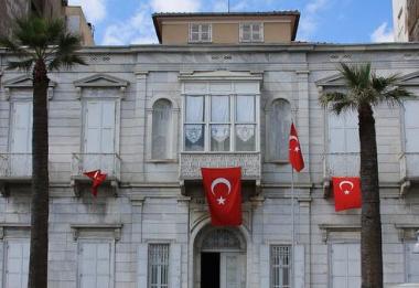 Pohled na Atatürkovo muzeum v tureckém Izmiru Izmir - Atatürkovo muzeum