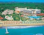 Pohled na hotel Adora Golf Resort v Beleku u moře