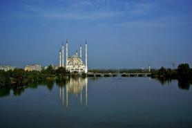 Pohled na řeku Adana s mešitou v Turecku