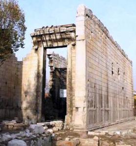 Turecké město Ankara s pozůstatky chrámu