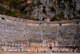 Turecké město Demre s pozůstatky divadla města Myra