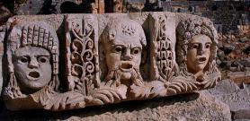 Turecké město Demre s pozůstatky města Myra