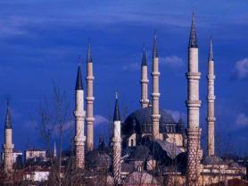 Turecké město Edirnea- mešita Üç Şerefeli