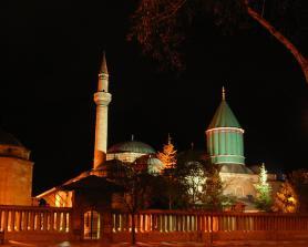 Konya a Mevlanovo mauzoleum v noci