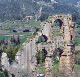 Antické město Aspendos - pozůstatky aquaduktu