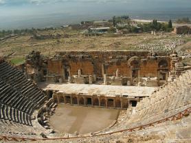 Turecké archeologické místo Hierapolis s amfiteátrem