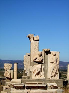 Historie Izmiru - pohled na sochy