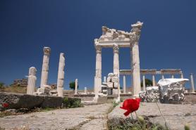 Turecké archeologické místo Pergamon se sloupy