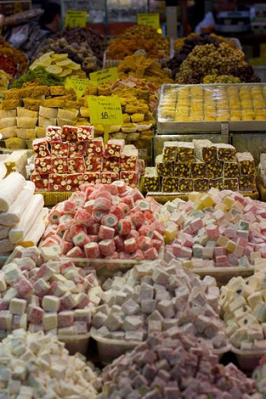 Turecké bonbony a sladkosti v místní cukrárně - tatlici