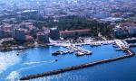 Turecké město Canakkale s přístavem